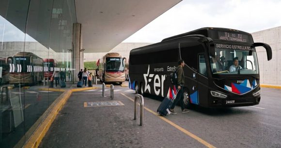autobús Estrella Roja llegando a la Terminal 1 del aeropuerto de la Ciudad de México